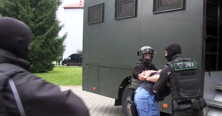 Minsk saxlanılan 32 rusiyalını Moskvaya qaytardı