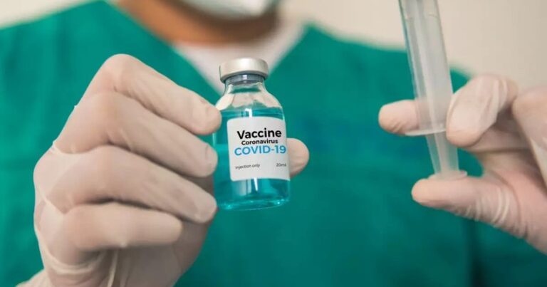 Rusiyanın COVID-19 vaksininin 100-dən çox yan təsirləri ortaya çıxdı