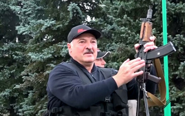 Lukaşenko igamətgahında əlində avtomatla görüntüləndi