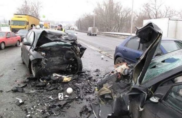 Abşeronda iki avtomobil toqquşdu: 10-a yaxın insan yaralandı