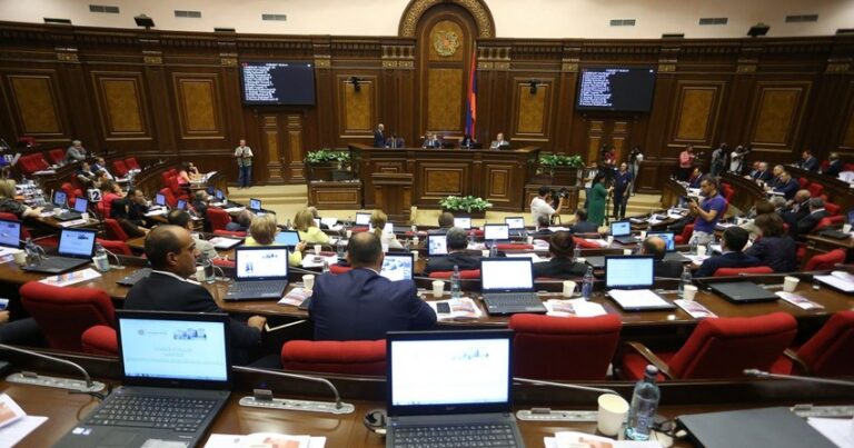 Ermənistan parlamentində etiraz aksiyası keçirilib
