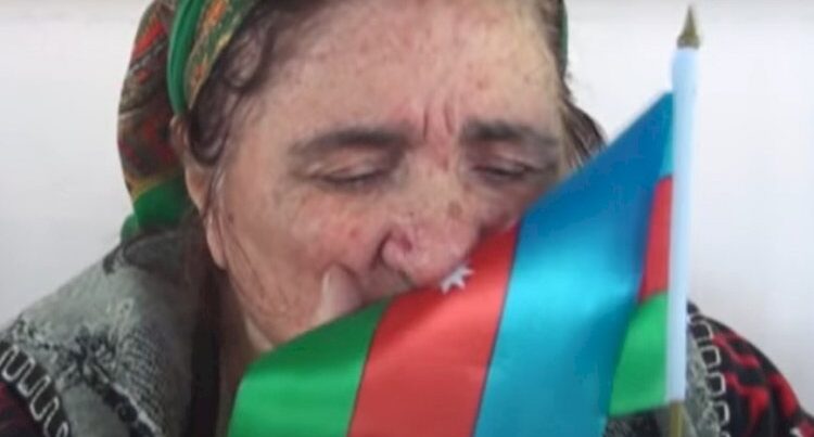Erməni qadın Azərbaycan bayrağını öpüb Paşinyanı söydü – VİDEO