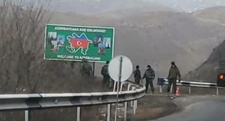 Gorus-Qafan yolunda plakat: “Azərbaycana xoş gəlmisiniz”
