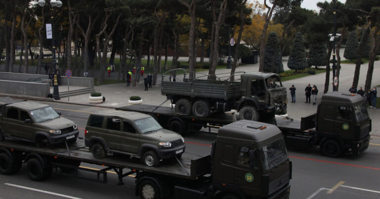 Düşməndən ələ keçirilmiş hərbi qənimətlər Zəfər paradında – Fotolar