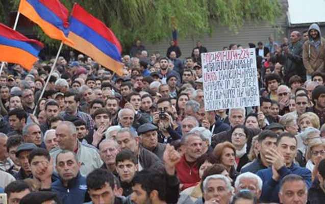 Ermənistanda Paşinyanın istefası tələbi ilə mitinq keçirilir