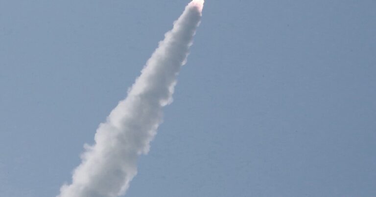 Şimali Koreya yaxın mənzilli iki raket buraxıb