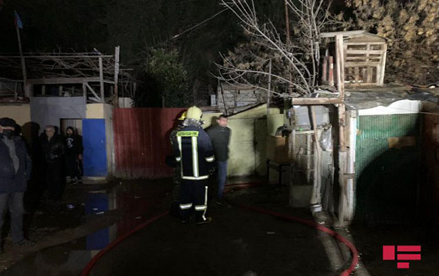 Bakıda bir-birinə bitişik yeddi ev yandı – Fotolar