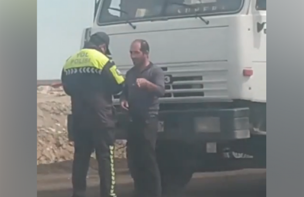 Yol polisi sürücüdən rüşvət aldı – VİDEO
