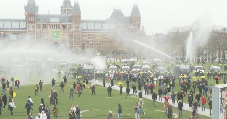 Amsterdamda etiraz aksiyası zamanı 150-dən çox insan saxlanılıb – YENİLƏNİB