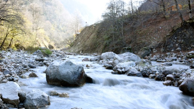 Qubada iki qardaş qayalıqdan çaya yıxıldı, biri öldü