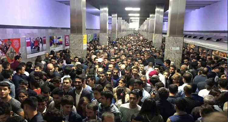 Metroda problem yarandı – qatarlar 30 dəqiqə gecikdi