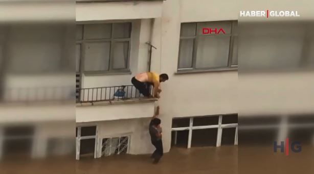 Türkiyədəki sel fəlakətində qonşular bir ailəni ölümdən xilas etdi – VİDEO