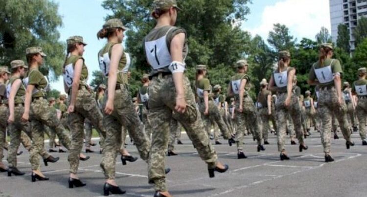 Ukraynada qadın hərbçilər dikdaban geyindilər – Ölkədə narazılıq