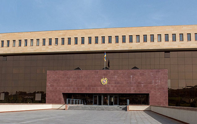 Ermənistanın Müdafiə Nazirliyini istefa dalğası bürüyüb