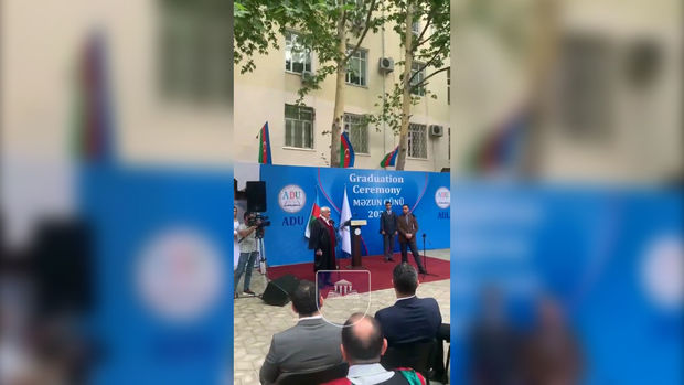 Azərbaycanda rektor tərcüməçini çətin vəziyyətə saldı – VİDEO