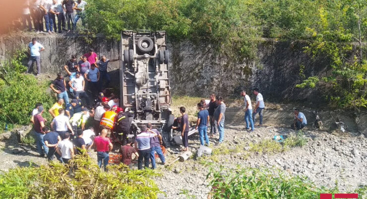 Azərbaycanda yük maşını körpüdən aşdı – FOTO