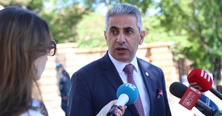 “Prezident evdən çıxıb və hələ də geri qayıtmayıb” – Edqar Kazaryan