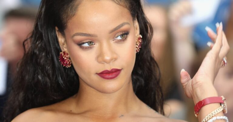 “Forbes” Rihannanı rəsmən milyarder elan etdi