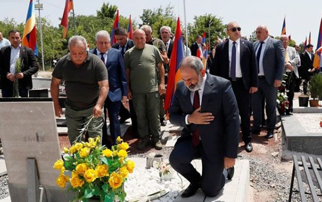 Paşinyanın hərbi panteona səfəri etirazla qarşılandı