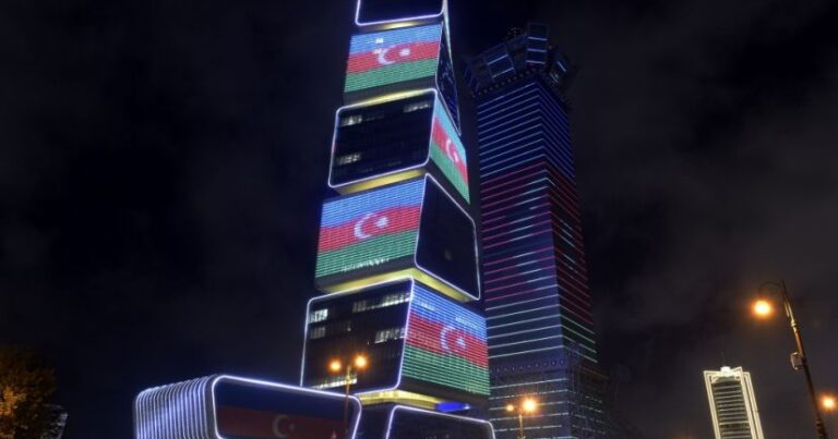 Bakıda bu binalar Azərbaycan bayrağı ilə işıqlandırıldı – FOTOLAR
