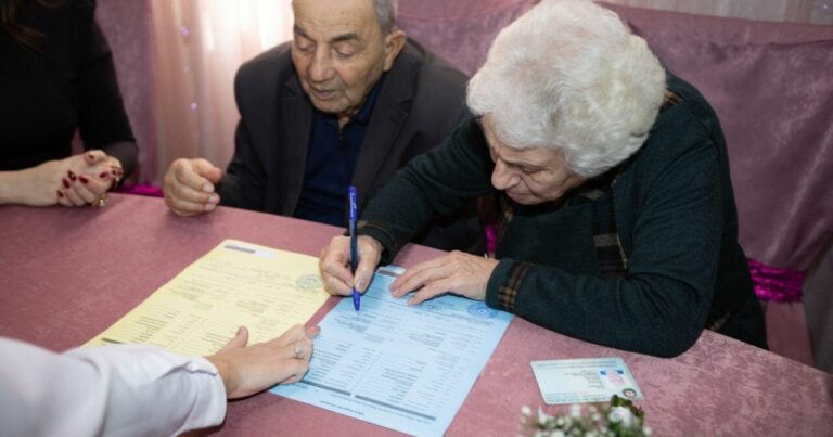 Bakıda 87 yaşlı kişi 78 yaşlı qadınla evləndi – FOTO