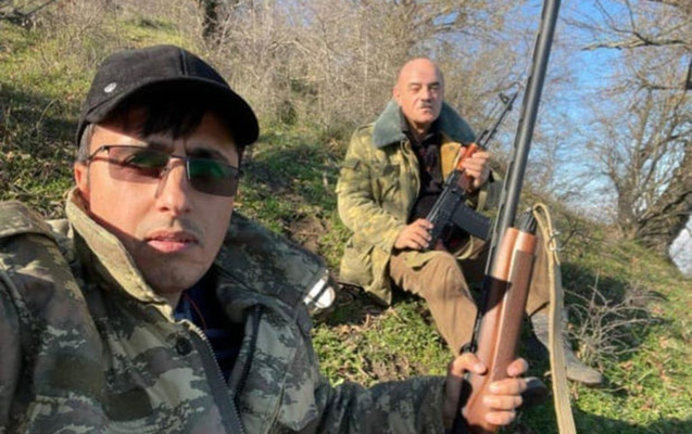 Silahla fotosu yayılan nazirlik əməkdaşı işdən çıxarıldı – RƏSMİ