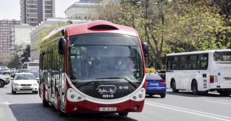 Bakıda avtobusda qadını döydülər