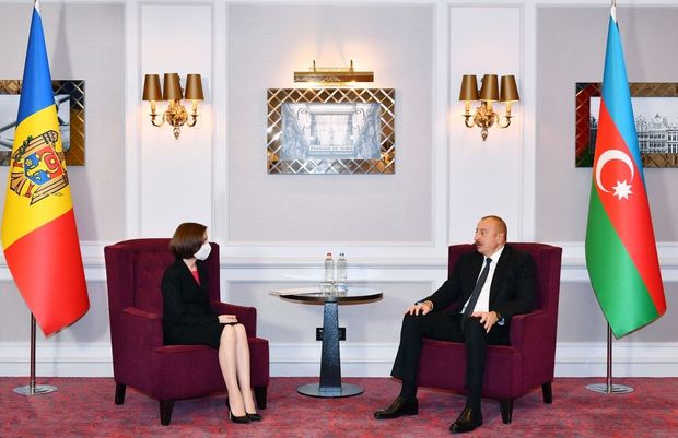 İlham Əliyev Moldova Prezidenti ilə görüşdü – FOTO