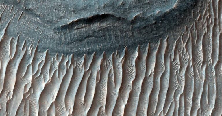 Marsda iri buz yataqları aşkarlanıb