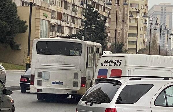 Bakıda marşrut sürücüsü sükan arxasında siqaret çəkir – FOTO