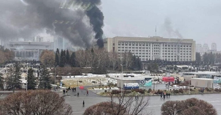 Qazaxıstanda prokurorluq binası yandırıldı – 190 yaralı var – VİDEO