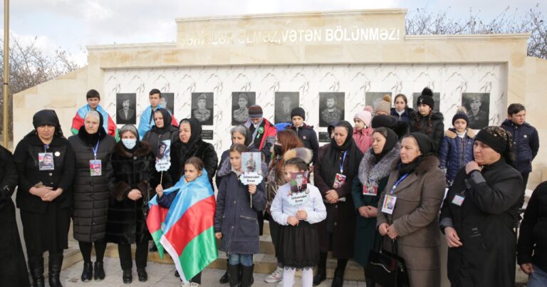 Xaçmaz rayonunun Uzunoba kəndində şəhidlərin xatirəsi belə əbədiləşdirildi.FOTOLAR