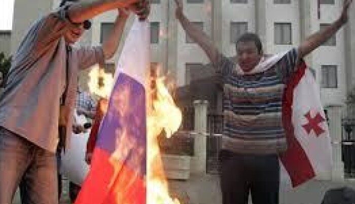 Ukraynalılar Rusiya bayrağını yandırdı – VİDEO