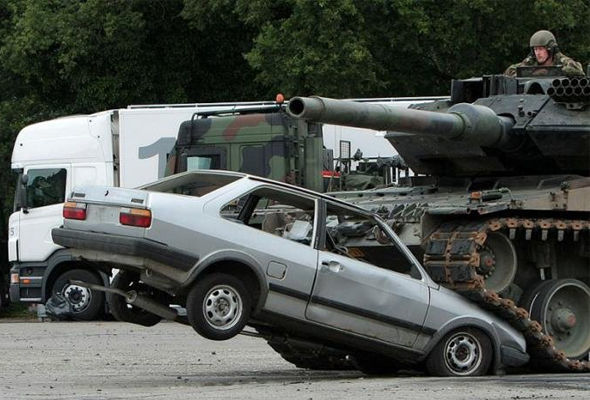 Rus tankı Kiyevdə içində sərnişin olan avtomobilin üstündən keçdi – VİDEO