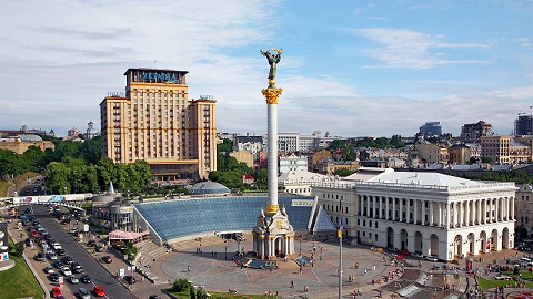 Rusiya səfirliyinin önündə “Krım Ukraynadır” plakatı…