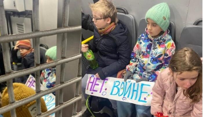 Moskvada müharibəyə etiraz edən uşaqlar saxlanılıb – FOTOLAR