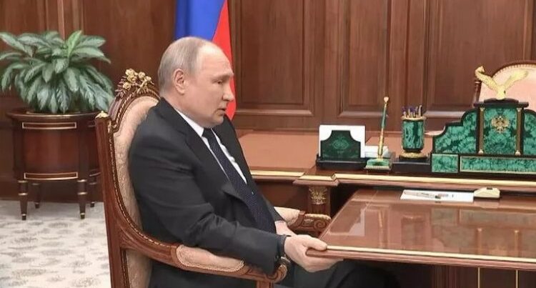 Putinin bu görüntüsü yenidən gündəmi alt-üst etdi: Niyə masadan yapışır? – FOTO