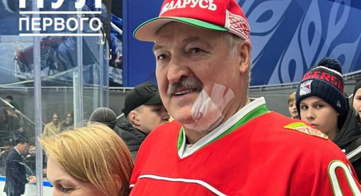 Lukaşenko hokkey oynayarkən dəyənəklə vuruldu -VİDEO