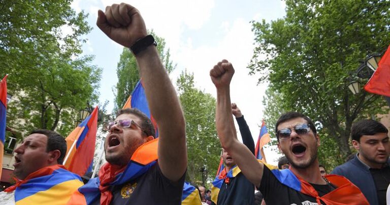 “Paşinyansız Ermənistan” aksiyası: Nümayişçilər paytaxt İrəvanda əsas yolları bağladılar.