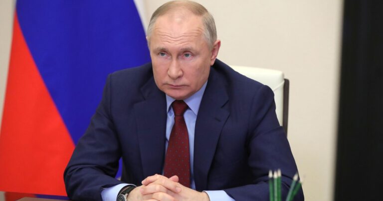 Putinin ölümcül xəstəliyi ilə bağlı səsyazısı yayıldı: “Bu səbəbdən uzun masada oturur”