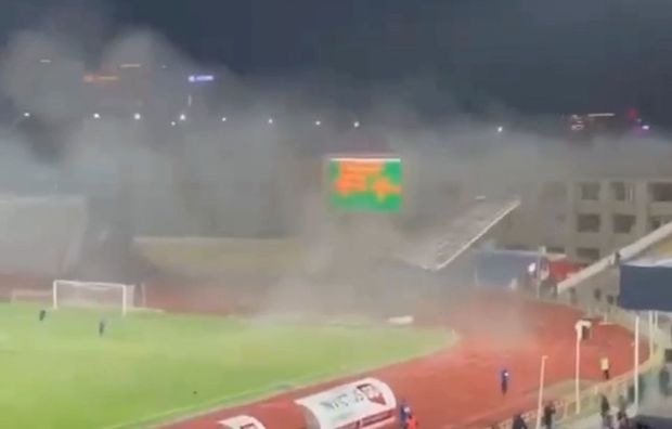 Qazaxıstanda matç zamanı stadionun dam örtüyü uçdu – VİDEO