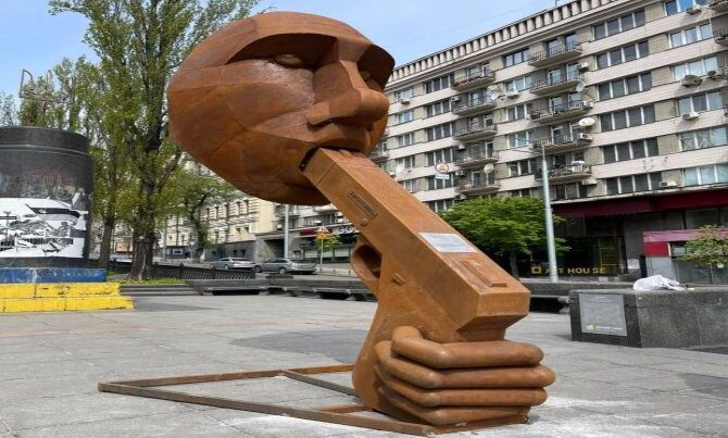 Kiyevin mərkəzində Putinə qeyri-adi “abidə” qoyuldu… – Leninin heykəlinin yerində…