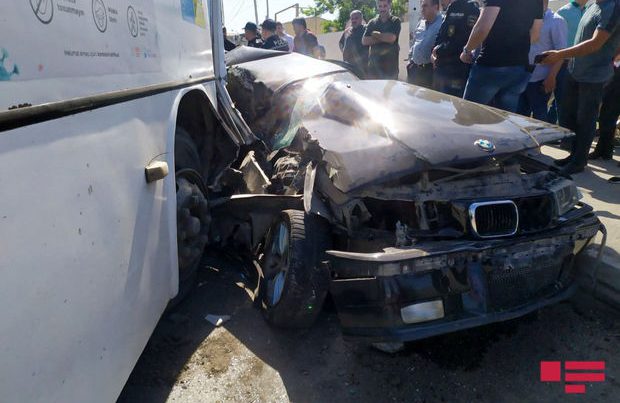 Bakıda avtobus BMW ilə toqquşub, xəsarət alanlar var – FOTO