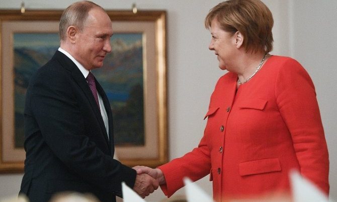 “Rus dilində sərbəst danışan, kommunist Şərqi Almaniyada böyüyən Angela Merkel…