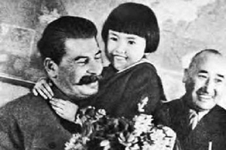 Stalinlə fotosu qəzet manşetlərindən düşməyən qızcığazın kədərli hekayəsi – Gelyanın atası niyə güllələndi?
