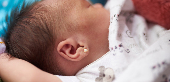 Qız uşaqlarının qulağını 2-5 aylığında deşdirin – Tanınmış pediatr