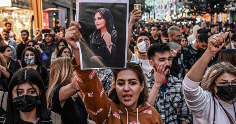 Hicabını yandıran İran: alovda əmmamələr də yanacaqmı?