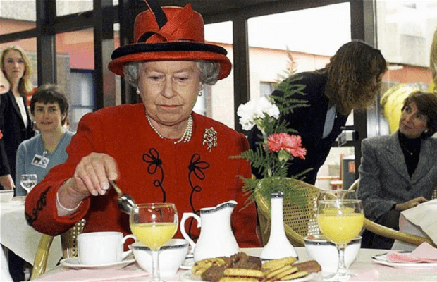 İngiltərə kraliçası II Elizabetin uşaqlığından bəri hər gün yediyi yemək – Uzun ömür yaşamasının sirrləri