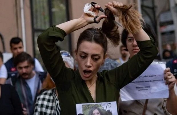 İranda saxlanılan qızın ölümü ilə bağlı etirazlar davam edir – VİDEO