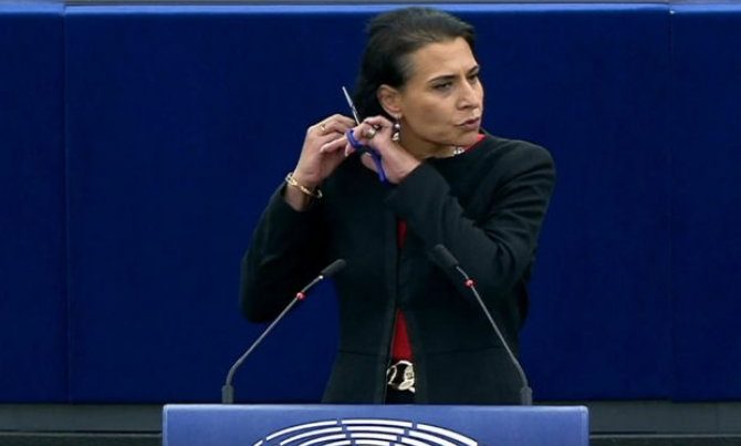 Avropa Parlamentinin deputatı tribunada saçını kəsdi – VİDEO
